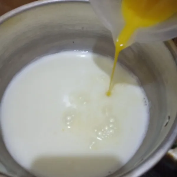 Panaskan susu dalam panci,setelah hangat masukkan campuran kuning telur tadi,aduk rata.