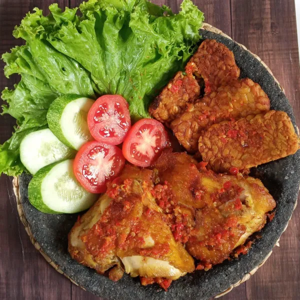 Begitu juga dengan tempe, penyek-penyek asal saja, oles lagi sambal diatasnya, kemudian susun selada, tomat dan timun.