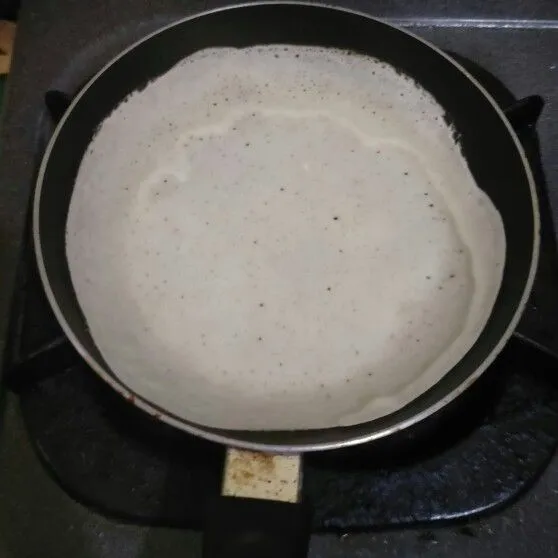 Siapkan teflon, beri sedikit minyak, masukkan adonan vanilla, masak dengan api sedang