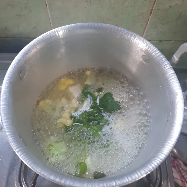 Rebus terpisah antara beras dan bahan pelengkap lainnya seperti sayur karna sayur merebusnya tidak lama.