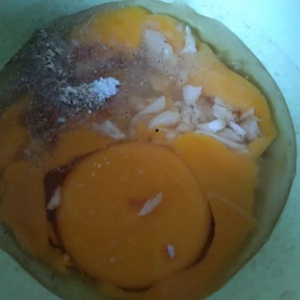 Kocok lepas telur beserta bawang putih, garam, merica bubuk dan kaldu jamur.