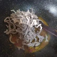 Beri sedikit air, masukkan usus, aduk rata