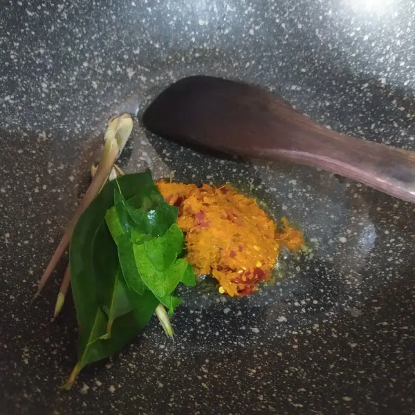 Panaskan minyak, tumis bumbu halus beserta 1 batang serai, 3 lembar daun salam, dan daun jeruk. Tumis sampai harum