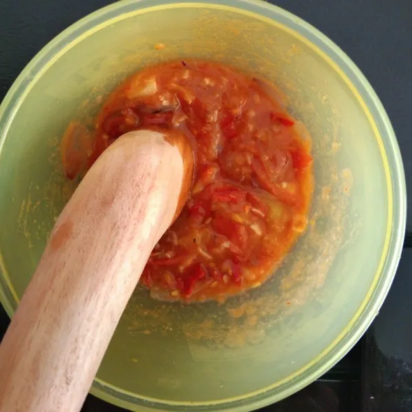 Haluskan bumbu yang sudah digoreng, tambahkan garam dan lada bubuk