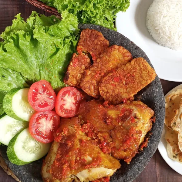 Sajikan dengan nasi hangat.