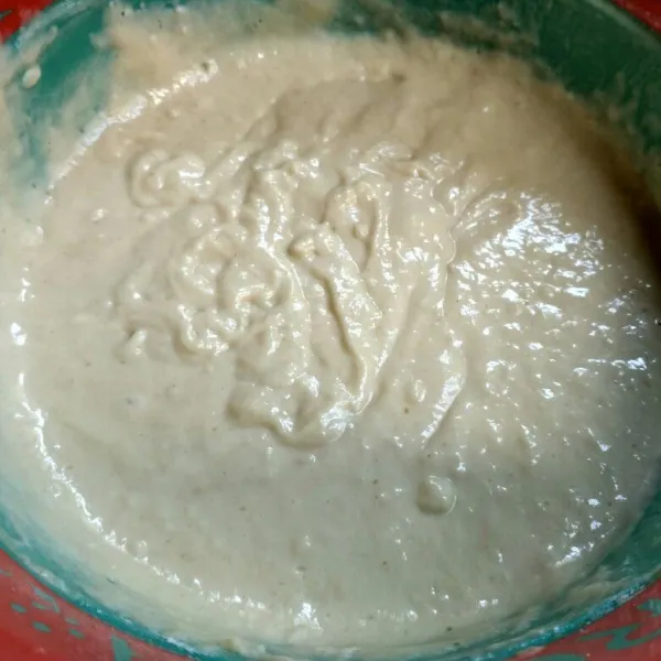 Campur dan aduk terigu, gula, telur, tepung beras, garam, dan air hingga rata.