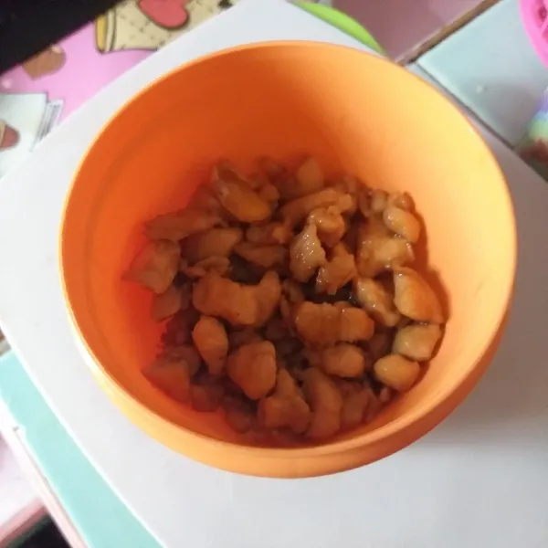 susun tumis ayam di mangkuk paling dasar, kemudian tutup dengan nasi hingga 7/8 penuh, ruang yang tersisa isi dengan air hingga mangkuk penuh (air dapat disesuaikan dengan tingkat kelembekan nasi tim).
