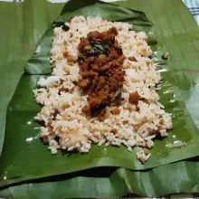 Taruh nasi oncom di atasnya. Pipihkan nasi, letakkan bumbu oncom di tengahnya, tutup dengan nasi lagi, gulung perlahan (seperti membuat lontong). Semat kedua ujungnya dengan tusuk gigi.
