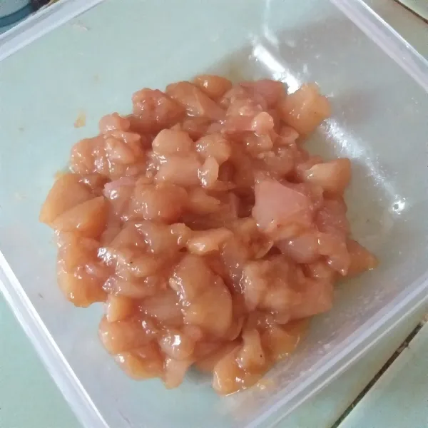 marinasi ayam dengan bumbu marinasi, kemudian simpan di dalam kulkas, sampai proses memasak nasi selesai, baru keluarkan.
