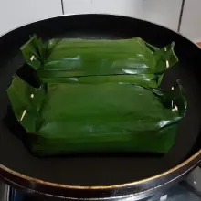 Panaskan teflon, oles permukaan daun pisang dengan minyak goreng. Bakar nasi oncom yang telah dibungkus. Hingga daun pisangnya agak menggosong (daun nya mengering). Angkat.
