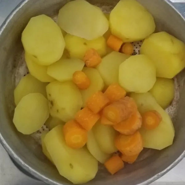 Kukus kentang & wortel hingga empuk, angkat.