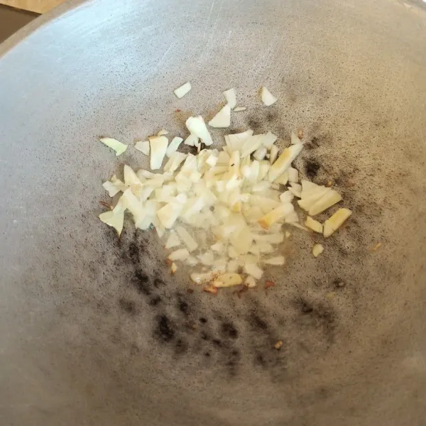 Tumis bawang bombay sampai harum.