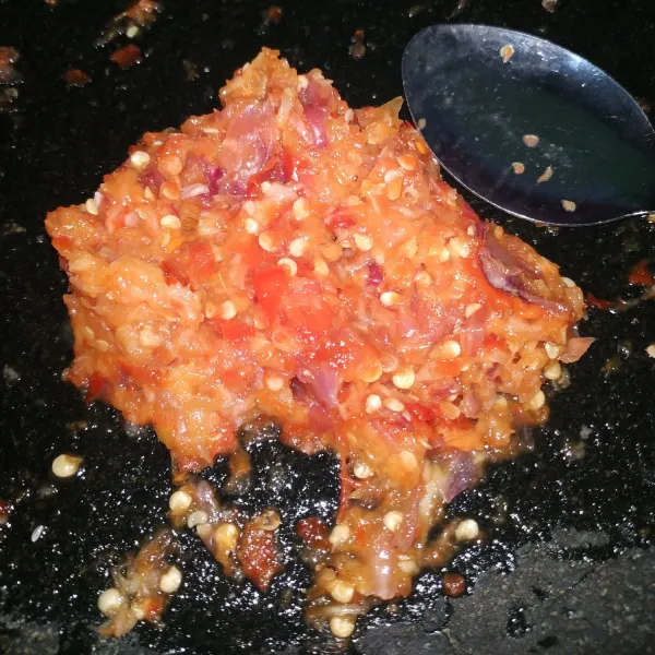 Ulek bumbu halus yaitu bawang merah, bawang putih, dan cabe rawit.