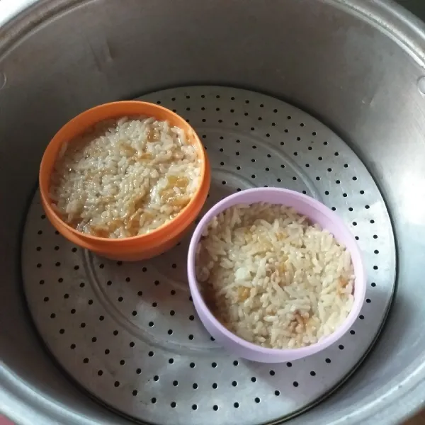 panaskan kukusan, dan kukus nasi tim sekitar 20 menit.