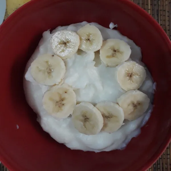 Tambahkan irisan tipis buah pisang.