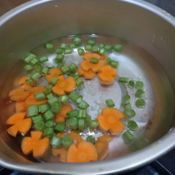 Masukkan potongan wortel dan buncis. Masak sampai empuk.