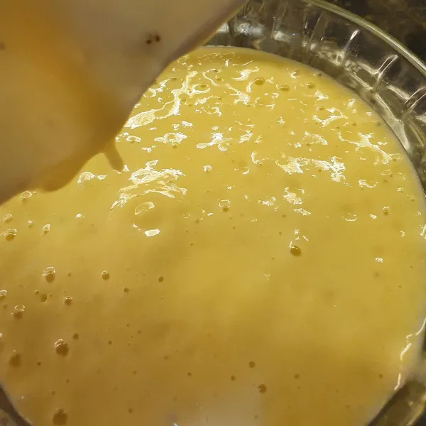 Tuangkan ke dalam wadah. Bekukan ke dalam freezer kurang lebih 2 jam.