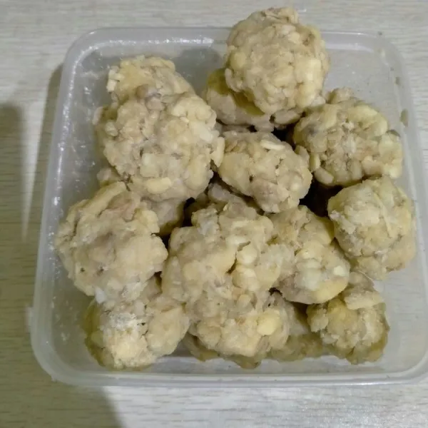 Bentuk singkong menjadi bulat-bulat.