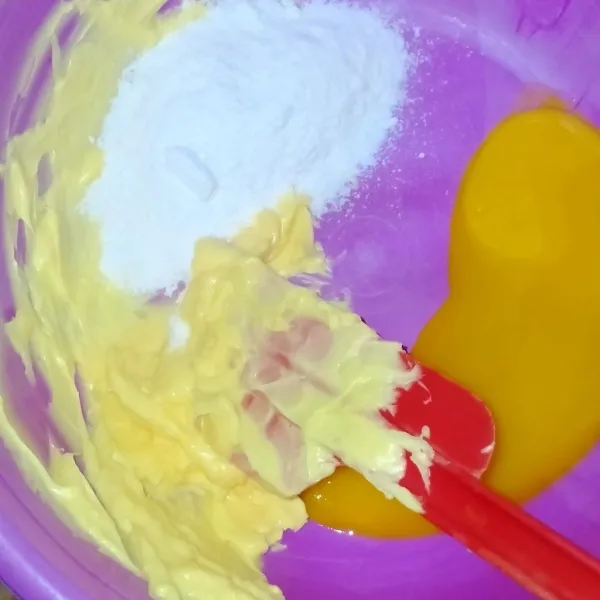 Dalam baskom, campurkan gula halus 3 sdm, butter, dan kuning telur. aduk rata.