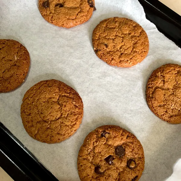 Angkat cookies. Diamkan selama 5 menit.