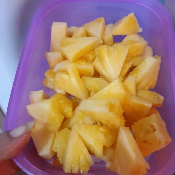 Cuci dan potong masing- masing buah, simpan dalam freezer.
