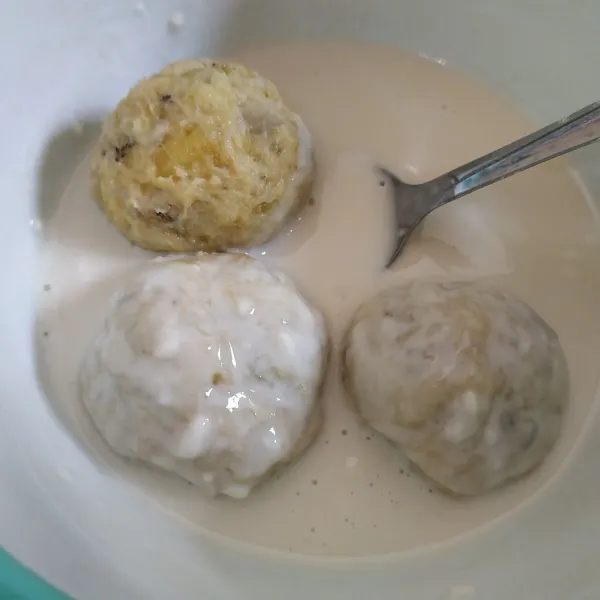 Buat bahan pelapis : campur tepung terigu dan garam. Lalu tuang air secukupnya. Masukkan adonan bola-bola pisang ke dalam adonan tepung.