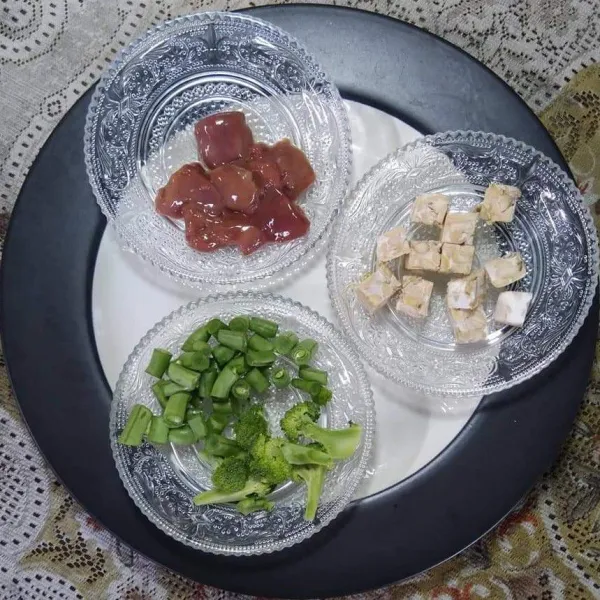 Siapkan bahan, potong-potong brokoli, buncis dan tempe.