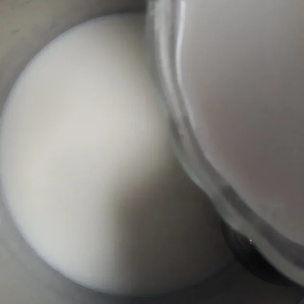 Tuang larutan tepung beras. Aduk sampai mengental jadi bubur.