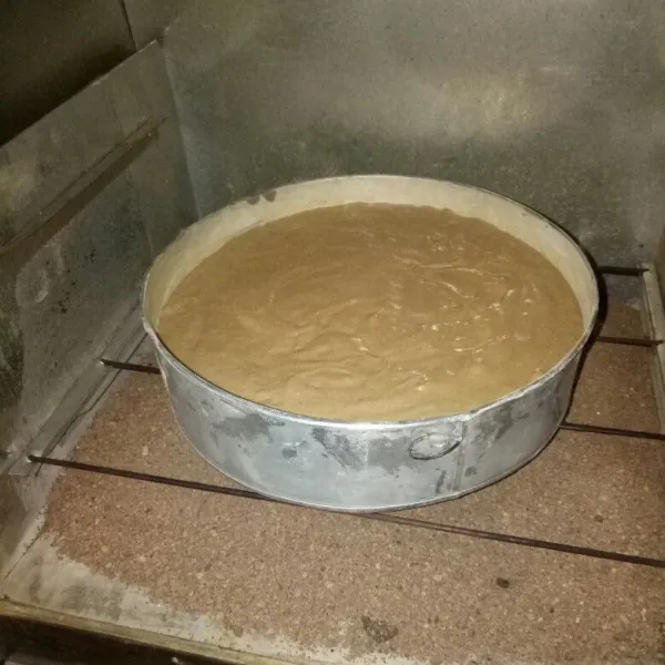 Siapkan loyang,olesi dengan margarin.Tuang adonan brownis ke loyan.Oven selama 40 menit dengan suhu 180°C.Angkat dan dinginkan.