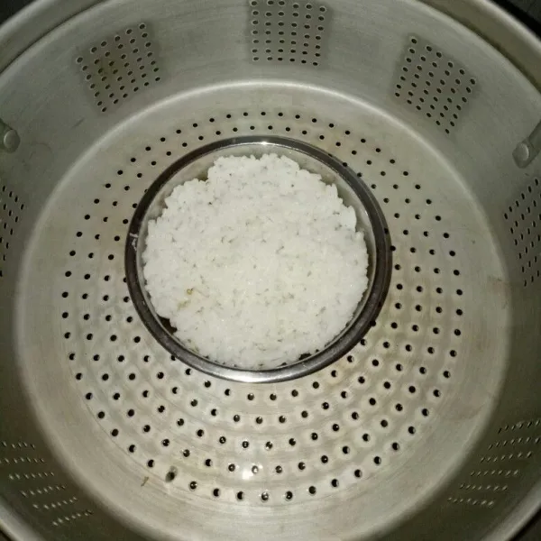 Siapkan kukusan dan didihkan air.Kukus nasi tim selama 15 menit,angkat dan sajikan sesuai porsi.Bisa untuk 2 porsi balita.