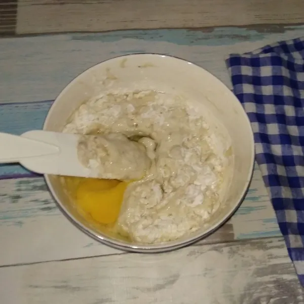 Tambahkan pisang, tepung terigu, tepung maizena, telur, garam, vanili, gula pasir, dan aduk hingga rata.