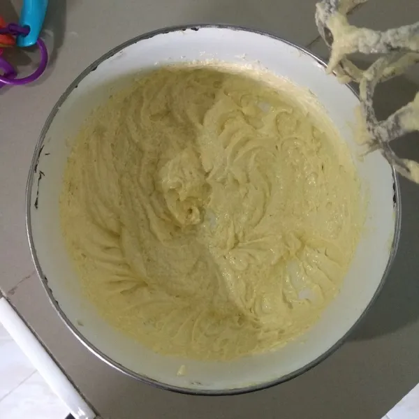 Tambahkan telur lalu mixer hingga creamy dan tercampur rata.