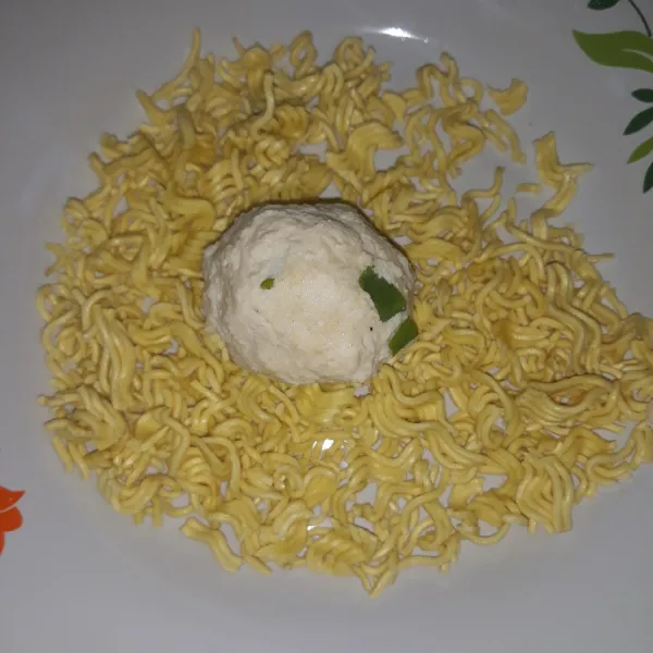 Hancurkan mie kuning, guling kan tahu yang sudah di bulat-bulatkan