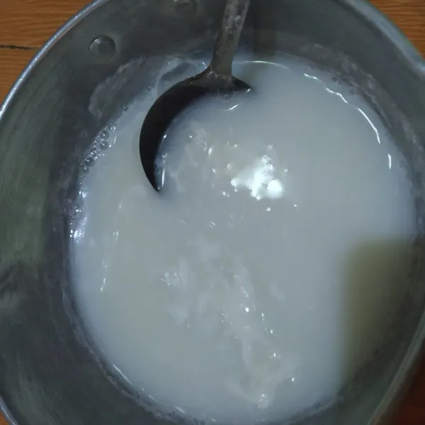 Masak semua bahan puding putih sampai mendidih.