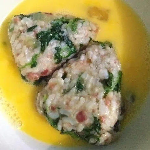 Lumuri dengan telur yang sudah dikocok.