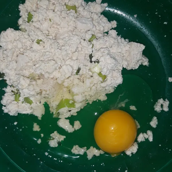 Lalu masukkan 1 butir telur.