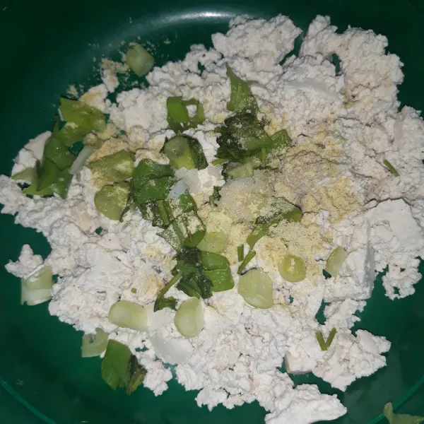 Tambahkan terigu, daun bawang, garam dan kaldu bubuk lalu aduk sampai rata.