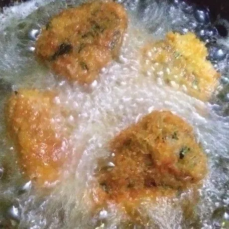 Panaskan minyak banyak dalam wajan. Kemudian goreng sampai kecoklatan.