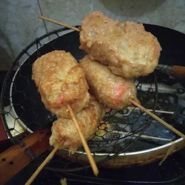 Angkat dan tiriskan. Lalu beri saos tomat dan mayonaise di atasnya. Sajikan.