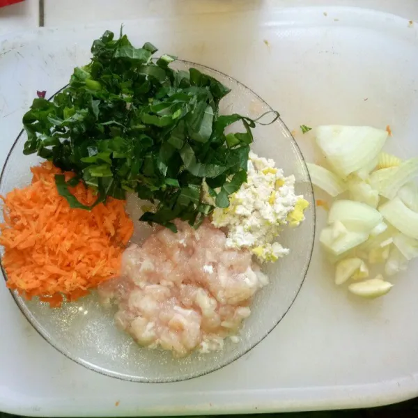 Cuci bersih dan cincang halus ayam,wortel,bayam,tahu,bawang bombay dan bawang putih.