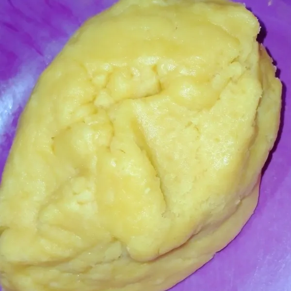 Kemudian tambahkan tepung terigu dan SKM, uleni hingga kalis. (teksturnya kalis dan berminyak).