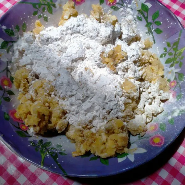 Tambahkan bawang putih yang sudah dihaluskan, tepung tapioka, garam, lada bubuk dan 1 butir telur. Aduk rata.