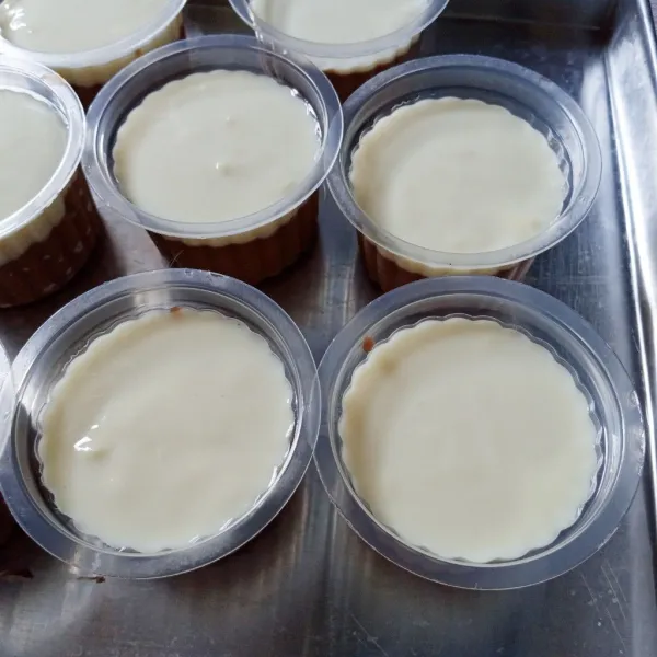 Tuang secukupnya diatas puding coklat yang sudah beku. Simpan dikulkas.