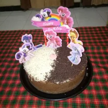 Keluarkan dari loyang lalu hias dengan keju parut,coklat parut dan topper kuda poni reques anak.