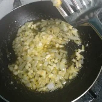 Tumis bawang putih dan bawang bombay sampai layu dan harum