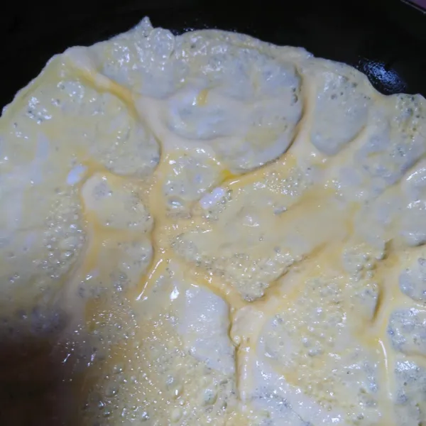 Aduk telur dan garam, lalu dadar tipis di wajan anti lengket, sisihkan.