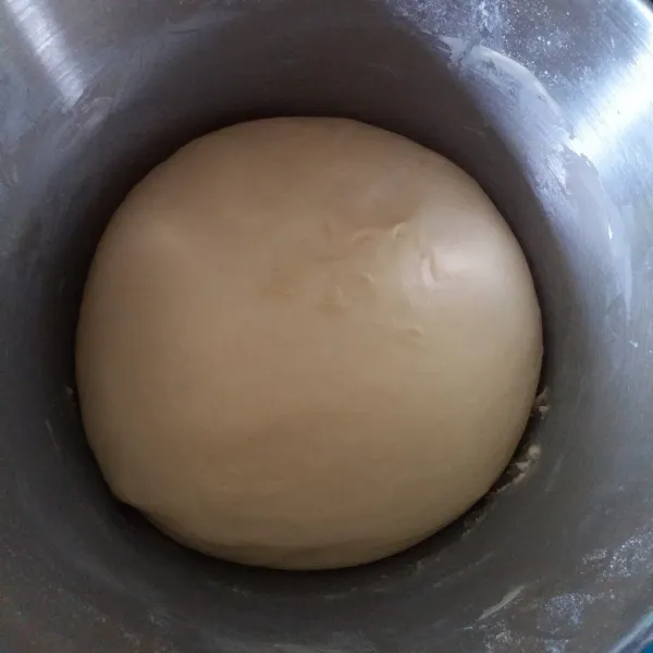 Bulatkan adonan lalu tutup dengan serbet bersih, istirahatkan selama 1 jam.