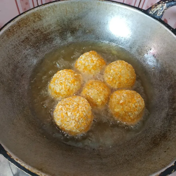 Panaskan minyak goreng secukupnya. Masukkan bola-bola pisang dan goreng hingga matang.