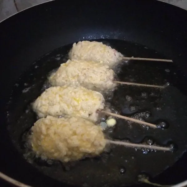 Panaskan minyak dalam wajan. Goreng nasi sosis hingga matang.