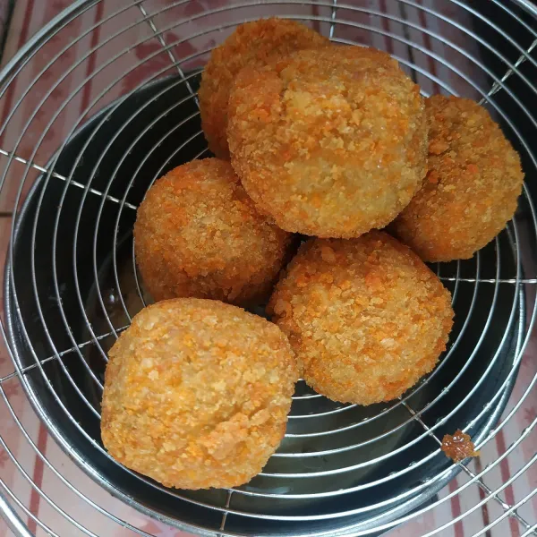 Setelah matang, angkat dan tiriskan.